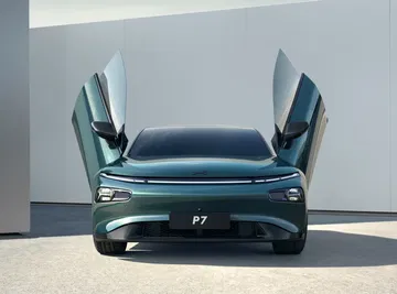 Xpeng P7 con puertas abiertas en estilo ala de gaviota
