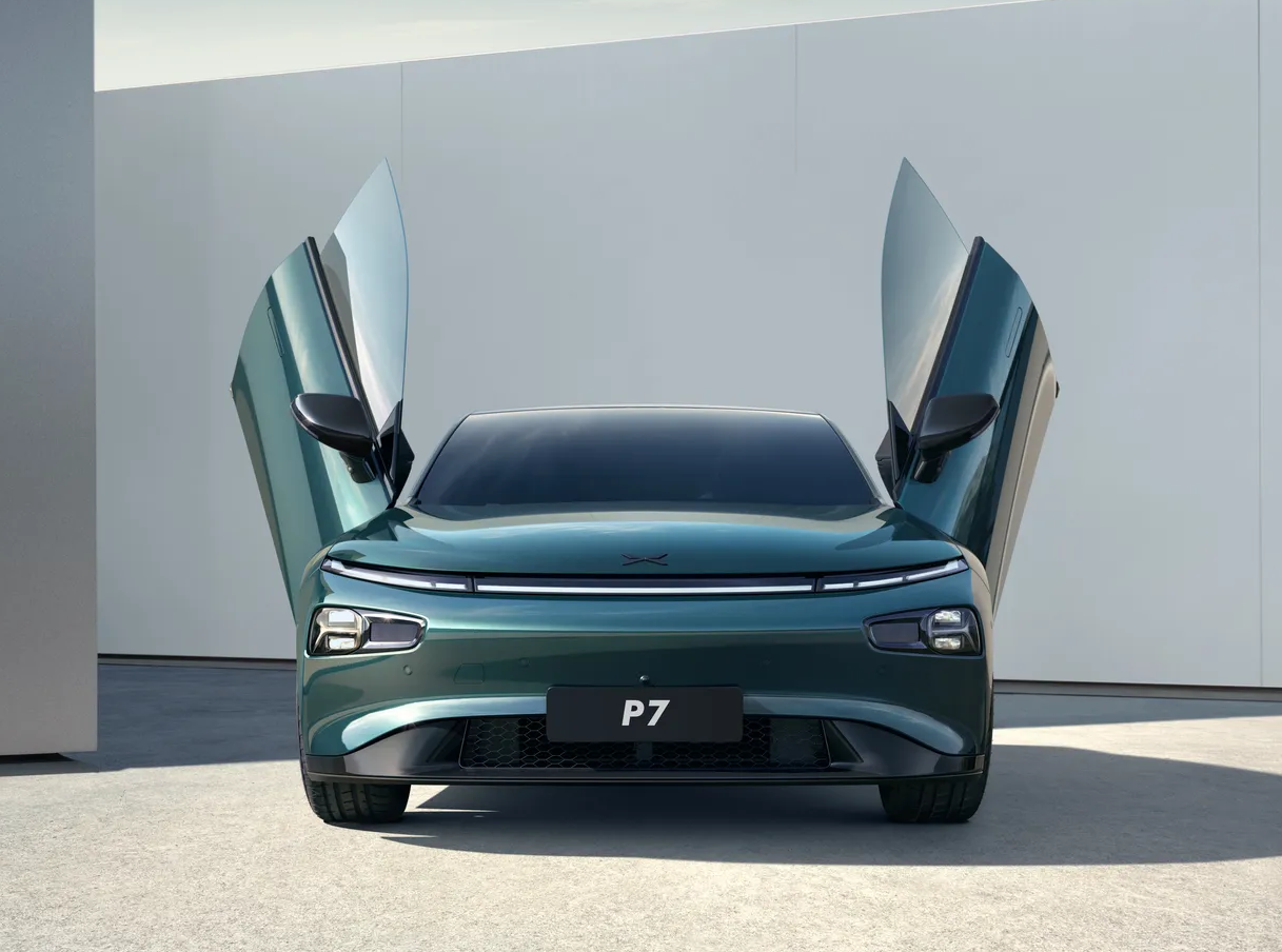 Xpeng P7 con puertas abiertas en estilo ala de gaviota