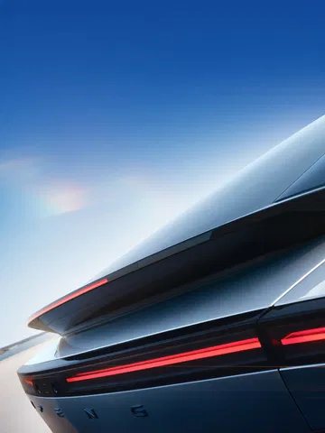 Vista angular trasera del Xpeng P7 destacando su diseño aerodinámico y luces LED