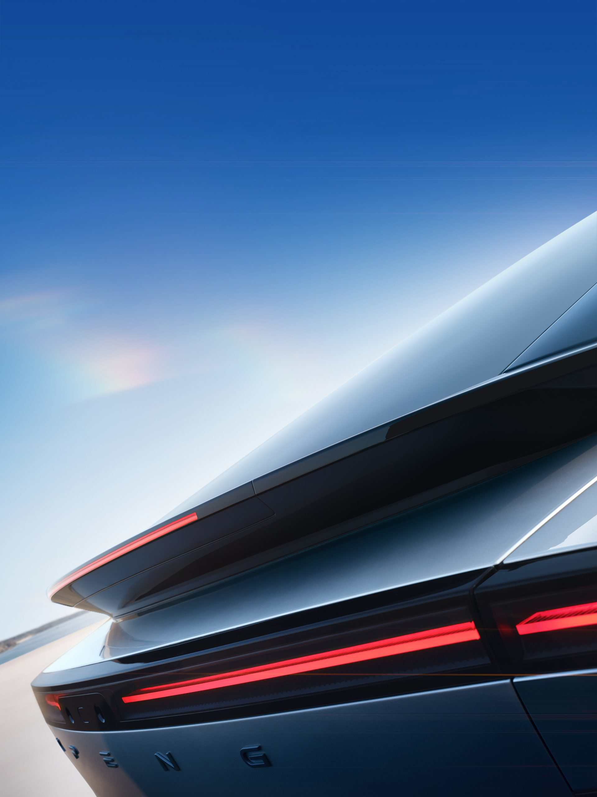 Vista angular trasera del Xpeng P7 destacando su diseño aerodinámico y luces LED