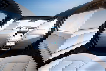Habitáculo del Xpeng P7, amplitud y diseño futurista.