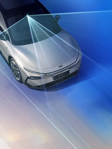 Vista frontal del Xpeng P7, destacando su diseño aerodinámico y moderno.