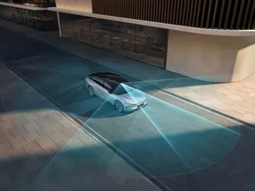 Vista aérea del XPeng P7 destacando su diseño y sistema de iluminación.