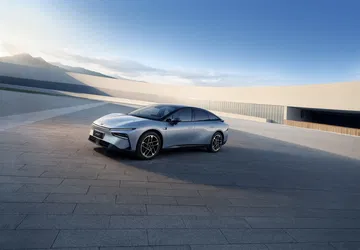 Vista frontal y lateral de Xpeng P7, con diseño sofisticado y líneas aerodinámicas.