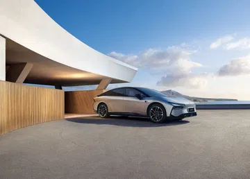 XPeng P7 posa con elegancia, mostrando su silueta lateral deportiva y moderna