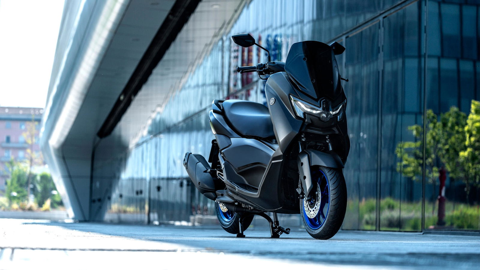 Vista lateral Yamaha NMAX 125 MY 2025, diseño refinado y moderno.