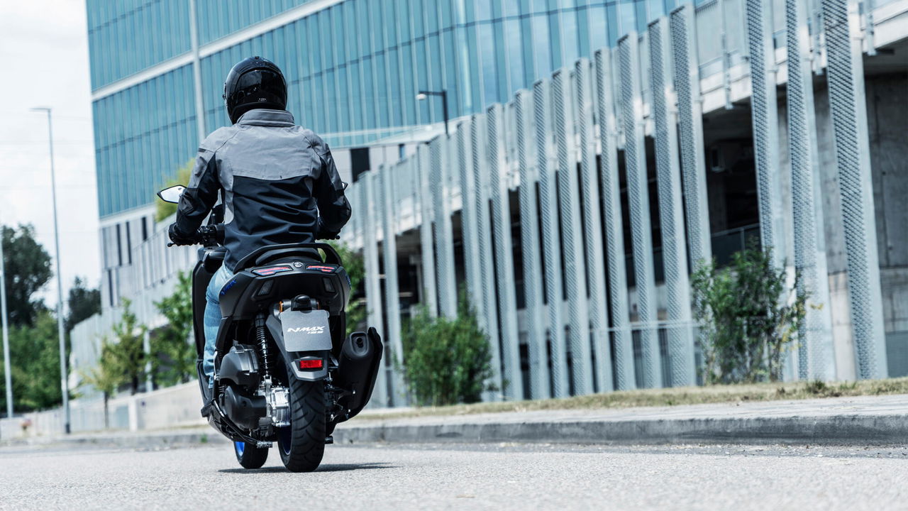 Vista trasera y lateral de Yamaha NMAX 125, destacando diseño y ergonomía.