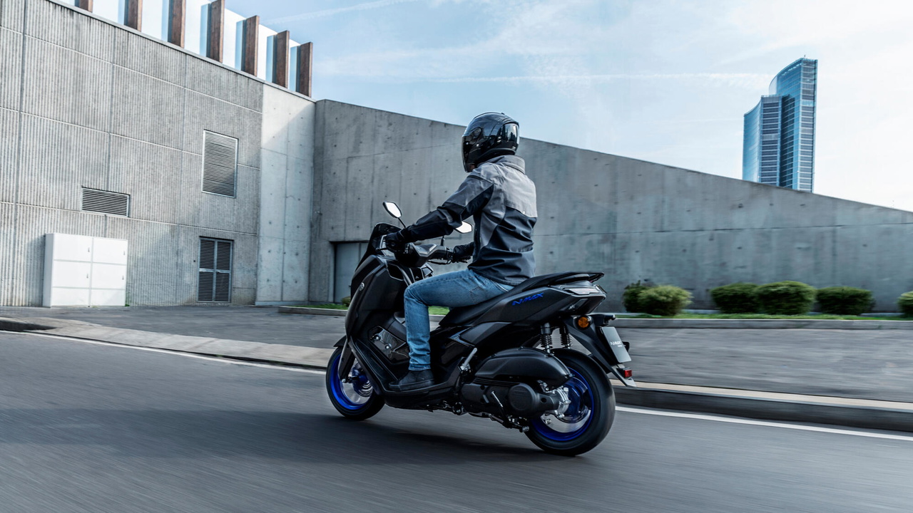 Vista lateral Yamaha NMAX 125, destacando su diseño ergonómico y moderno.