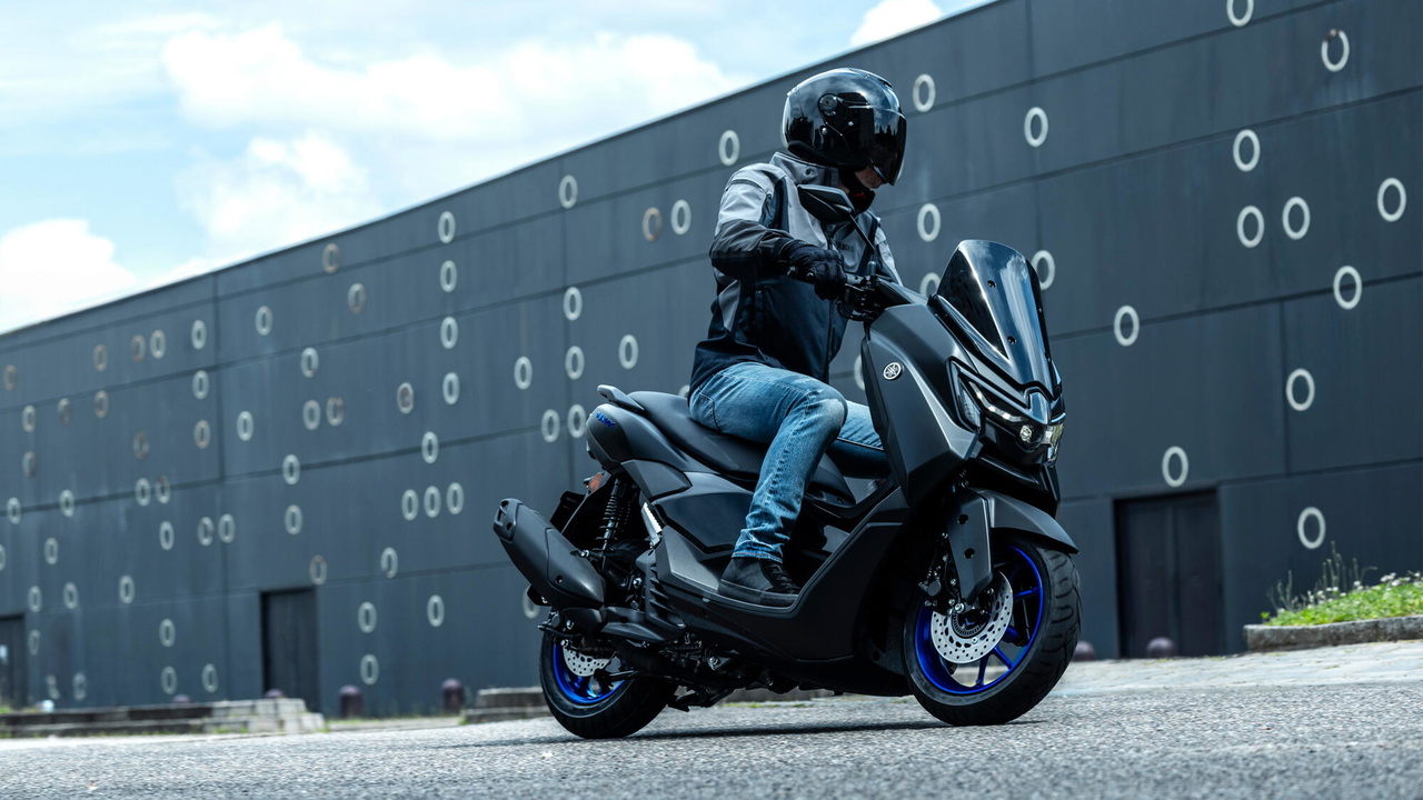 Scooter Yamaha NMAX 125: agilidad urbana, eficiencia sorprendente.