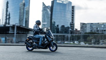 Vista lateral Yamaha NMAX 125 MY 2025 mostrando su diseño dinámico