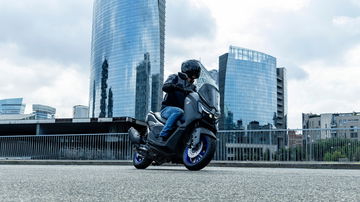 La nueva Yamaha NMAX 125 muestra un diseño moderno y aerodinámico, perfecto para la ciudad.