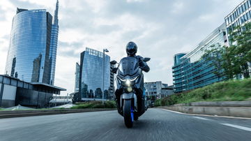 Vista dinámica Yamaha NMAX 125 en entorno urbano