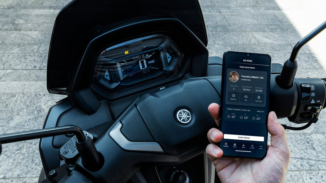 Panel de instrumentos digital Yamaha NMAX 125: conectividad y eficiencia.