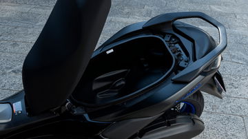 Vista del compacto y eficiente motor de la Yamaha NMAX 125, líder en economía.