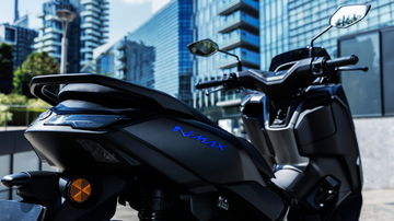 Vista trasera lateral Yamaha NMAX 125, destaca por tecnología y eficiencia.