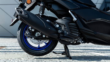 Vista lateral que muestra detalles estéticos y acabados del Yamaha NMAX 125, modelo 2025.