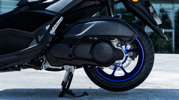 Vista lateral detallada de Yamaha NMAX 125 modelo 2025, realza calidad y tecnología