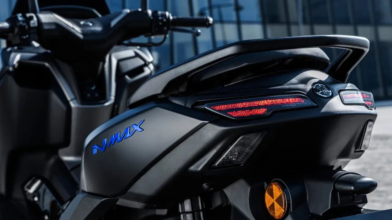 Vista trasera lateral Yamaha NMAX 125, destacando diseño y acabados