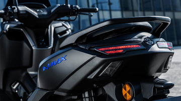 Vista trasera lateral Yamaha NMAX 125, destacando diseño y acabados