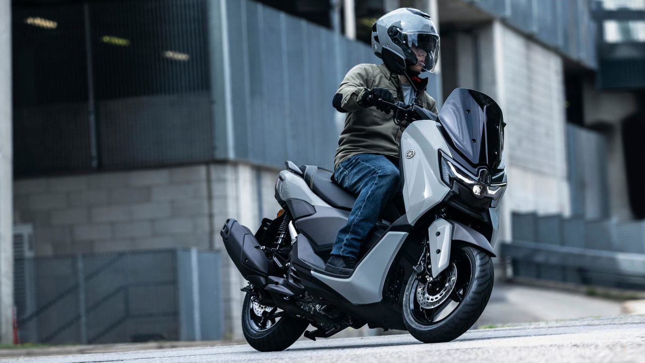 Yamaha NMAX 125 MY 2025 con acabados Tech MAX, rendimiento y estilo.