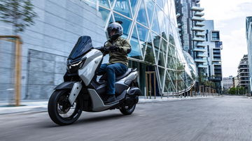 La Yamaha NMAX 125 Tech Max ofrece diseño futurista y eficiencia sobresaliente.