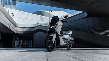 Vista lateral de la Yamaha NMAX 125 MY 2025, eficiencia y tecnología