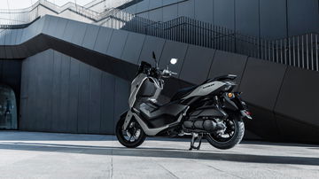 Vista lateral de la Yamaha NMAX 125 MY 2025 Tech MAX, diseño ágil y moderno.