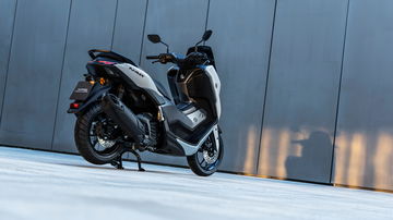 Vista lateral de la Yamaha NMAX 125 MY 2025, destacando su diseño moderno y compacto.