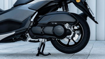 Vista lateral del motor y chasis de la Yamaha NMAX 125 MY 2025, eficiencia y estilo.