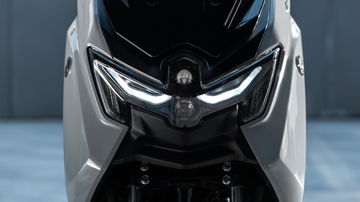 Vista delantera de la Yamaha NMAX 125 MY 2025 enfocando en tecnología y calidad.