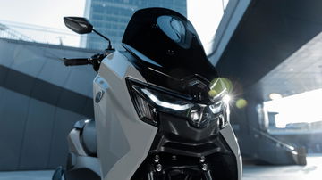 Yamaha NMAX 125 Tech Max, diseño lateral moderno y aerodinámico.