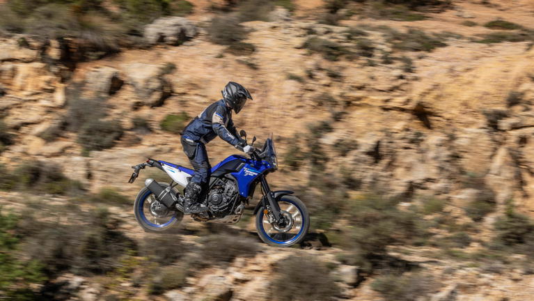 Renovada Yamaha Tenere en acci&oacute;n, lista para dominar terrenos dif&iacute;ciles.