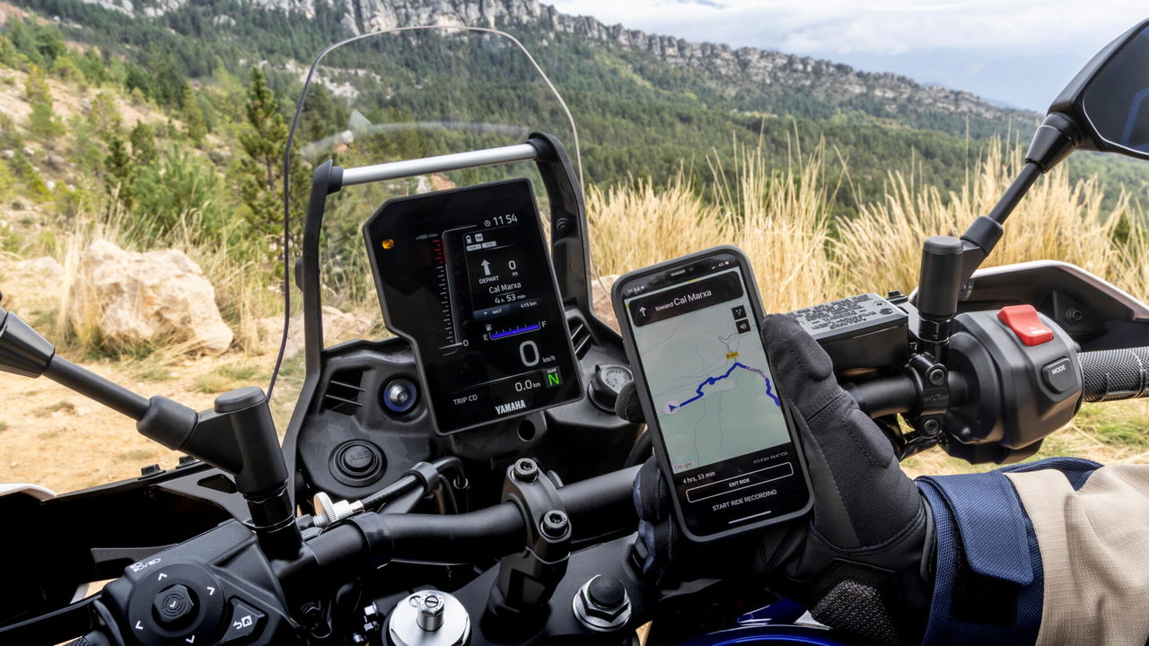 Vista cercana de la instrumentación de la Yamaha Ténéré 2025, claridad en cada indicador.