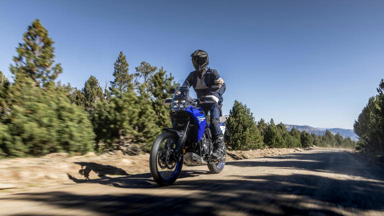 Vista lateral de la Yamaha T&eacute;n&eacute;r&eacute; 2025 en un entorno natural