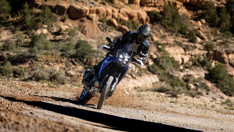 La Yamaha T&eacute;n&eacute;r&eacute; 2025, mostrando su robustez y capacidad off-road.