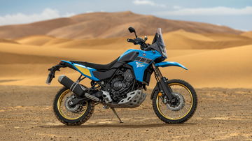 La Yamaha Ténéré Rally 2025 posa imponente en un entorno desértico, llamada a dominar el segmento.