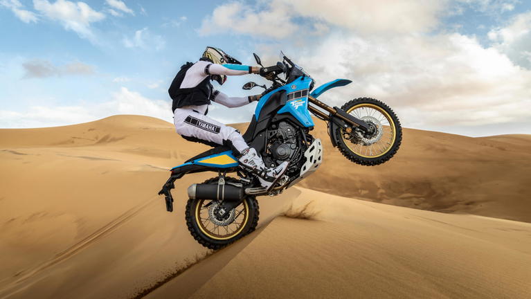 La Yamaha Tenere renovada, mostrando su versatilidad en terrenos dif&iacute;ciles.