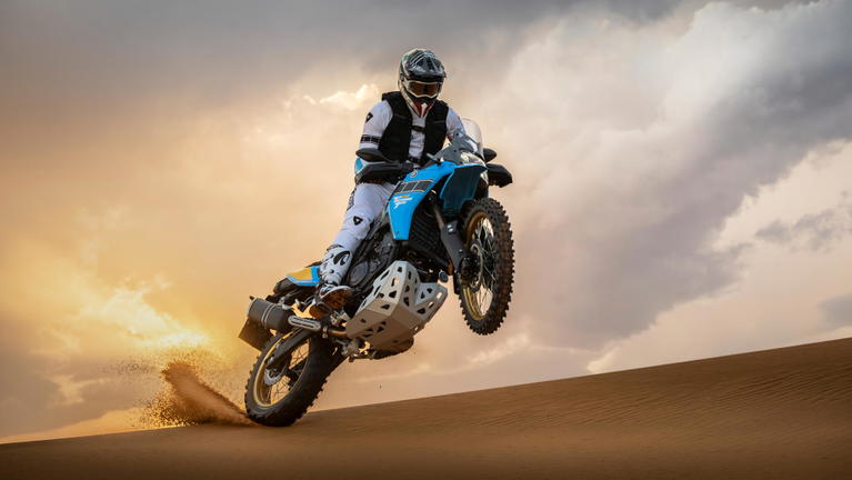 Renovada Yamaha T&eacute;n&eacute;r&eacute; Rally 2025, &aacute;gil y robusta en acci&oacute;n