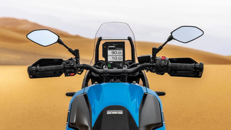 Vista frontal de la Yamaha T&eacute;n&eacute;r&eacute; Rally 2025 en un entorno des&eacute;rtico.