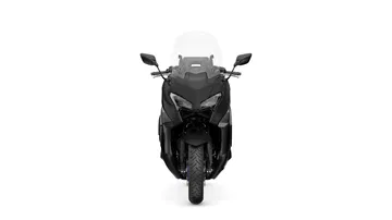 Vista frontal de la renovada Yamaha TMAX, diseño agresivo y moderno.
