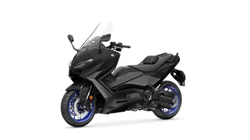 Renovación del emblemático Yamaha TMAX, perfil imponente y deportivo.