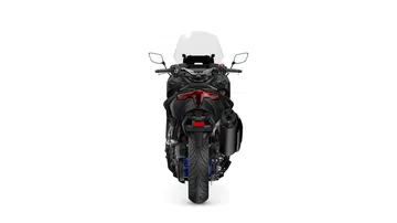 Vista trasera del Yamaha TMAX 2025, mostrando su diseño deportivo y colín aerodinámico.