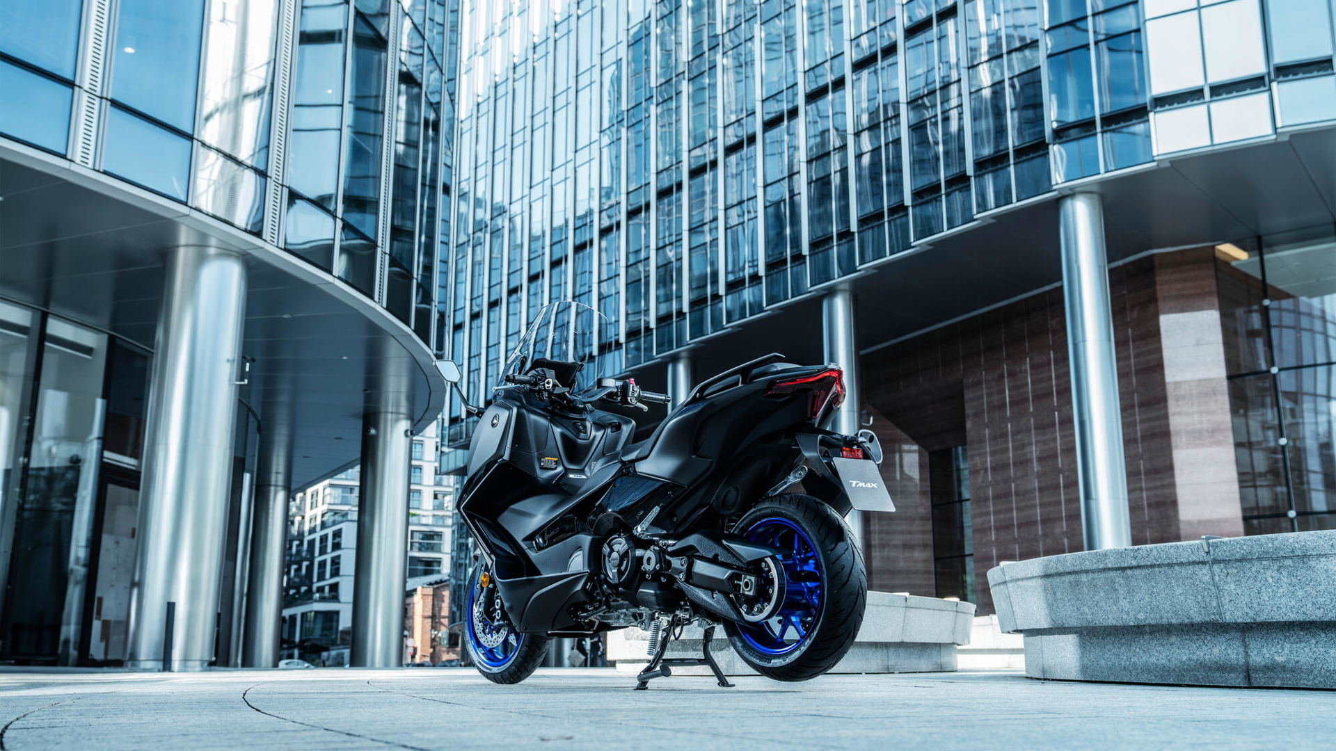 Vista lateral de la nueva Yamaha TMAX 2025, el GTI de las motocicletas.