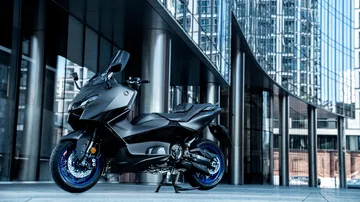 La Yamaha TMAX se reinventa con un diseño más agresivo y prestaciones que seducen.