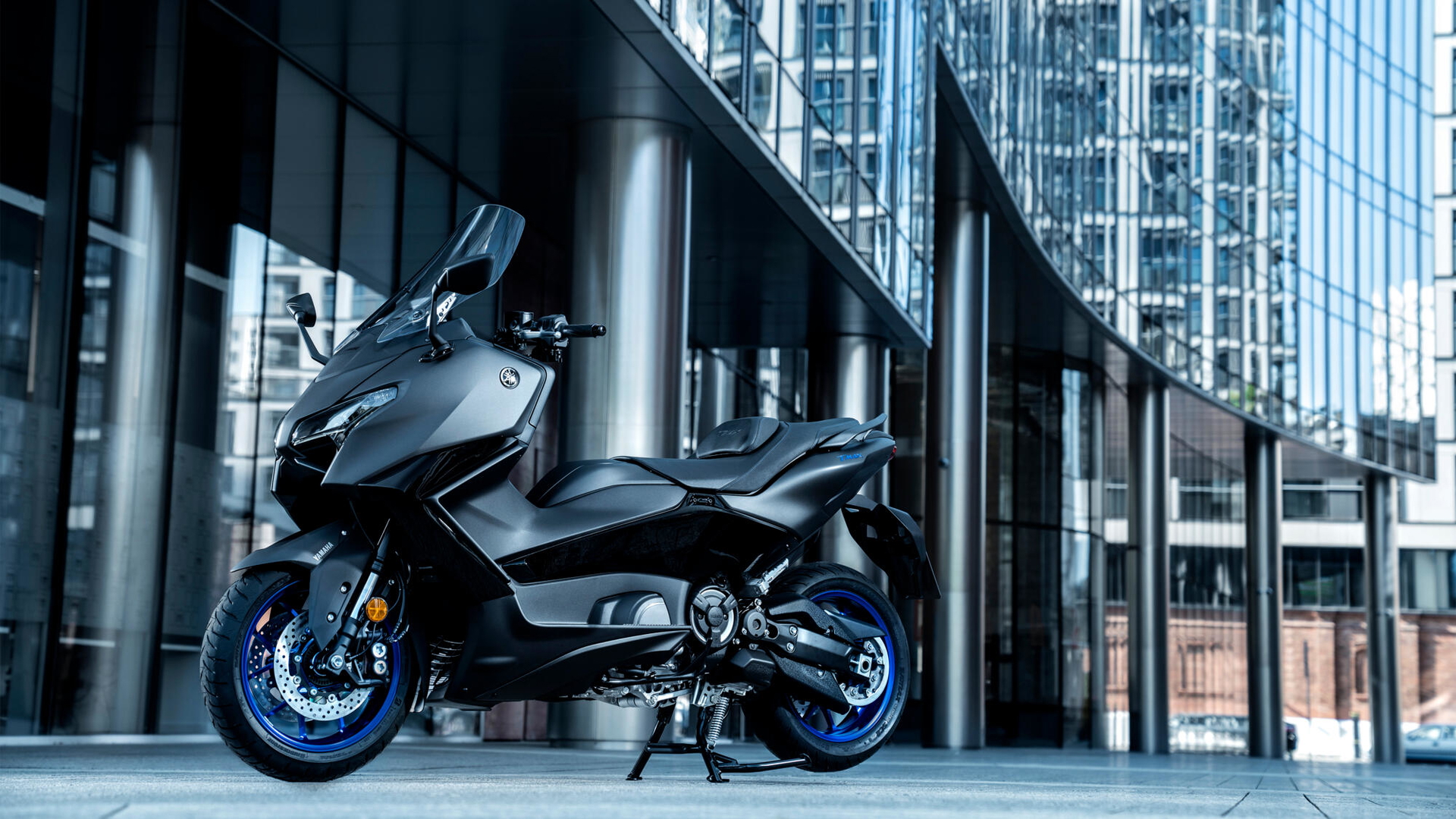 La Yamaha TMAX se reinventa con un diseño más agresivo y prestaciones que seducen.
