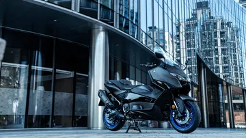 Vista lateral del renovado Yamaha TMAX 2025, una silueta que combina deportividad y elegancia.