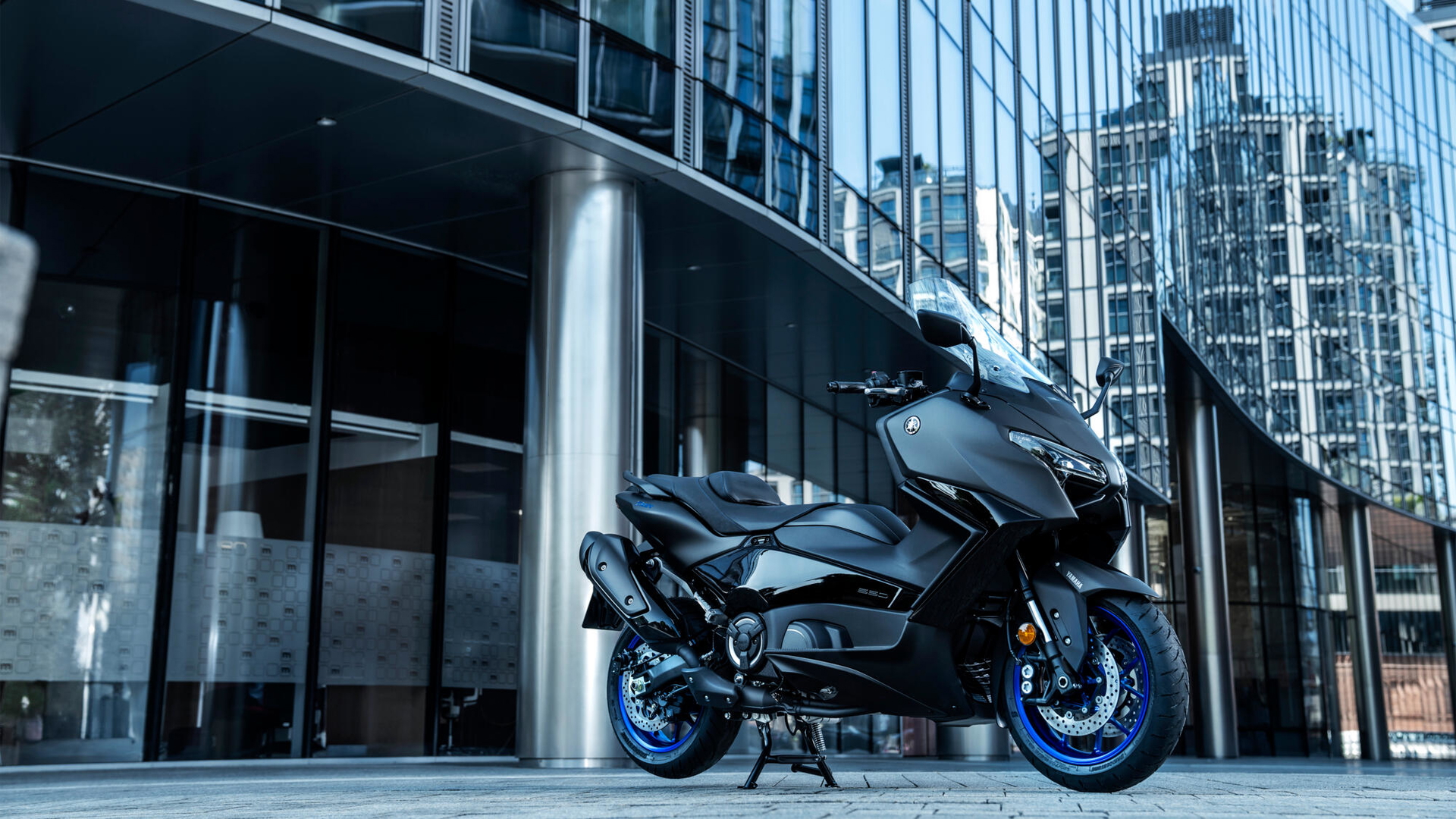 Vista lateral del renovado Yamaha TMAX 2025, una silueta que combina deportividad y elegancia.
