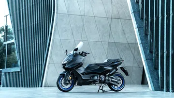 La Yamaha TMAX se muestra aquí en todo su esplendor lateral, evocando deportividad y deseabilidad.