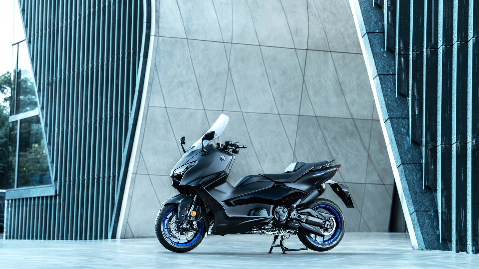 La Yamaha TMAX se muestra aquí en todo su esplendor lateral, evocando deportividad y deseabilidad.