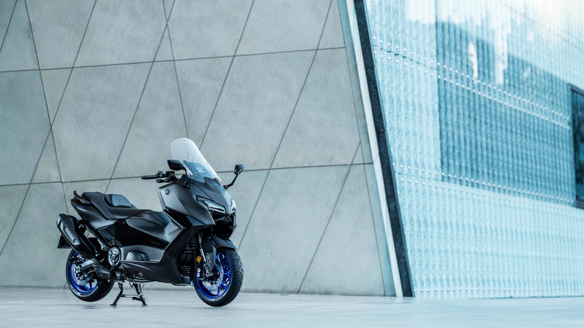 La Yamaha TMax se muestra en todo su esplendor, reflejando su diseño GTI.